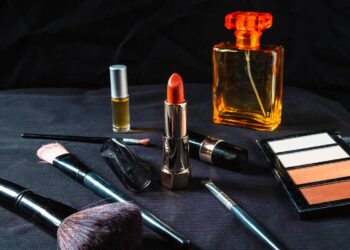 DOUGLAS: Odkryj najnowsze trendy w urodzie - perfumy, kosmetyki, makijaż