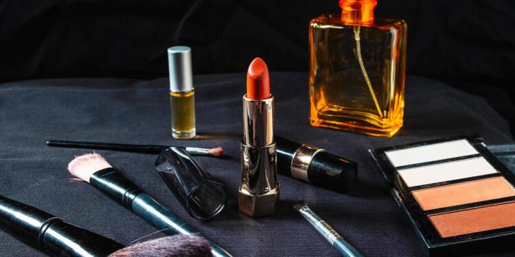 DOUGLAS: Odkryj najnowsze trendy w urodzie - perfumy, kosmetyki, makijaż